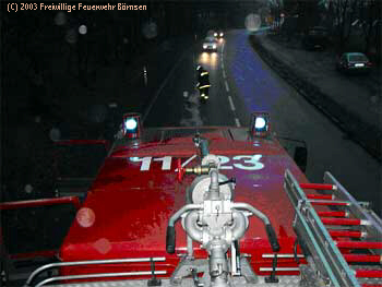 Einsatz: �lspur, fotografiert vom Dach des TLF (TankL�schFahrzeug). Im Vordergrund in der Mitte ist der Wasserwerfer zu sehen. Die Nummer 11/23 steht f�r die Feuerwehr (11 = B�rnsen) und die Fahrzeugart (23 = TLF).